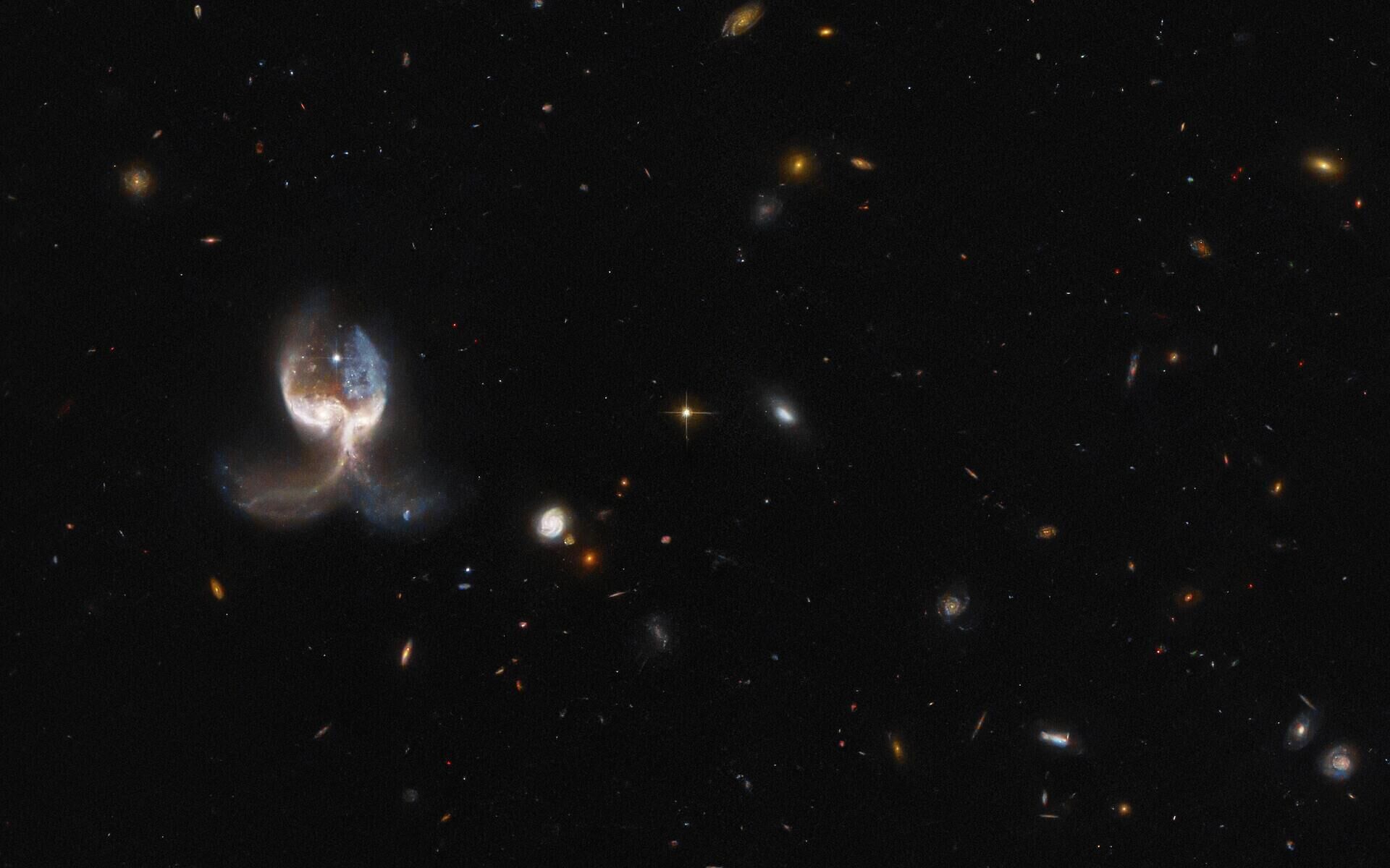 O Telescópio Espacial Hubble inspecionou de perto duas galáxias em fusão no sistema VV689, também chamado de Asa de Anjo - Sputnik Brasil, 1920, 18.04.2022