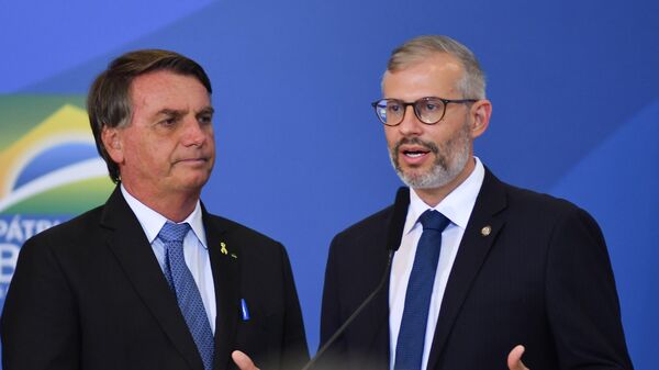 O presidente Jair Bolsonaro (PL) ao lado do ministro da Educação, Victor Godoy Veiga em cerimônia de apresentação da meta de instalação de 12 mil novos pontos de Wi-Fi nas escolas públicas do país, Brasília, 12 de abril - Sputnik Brasil