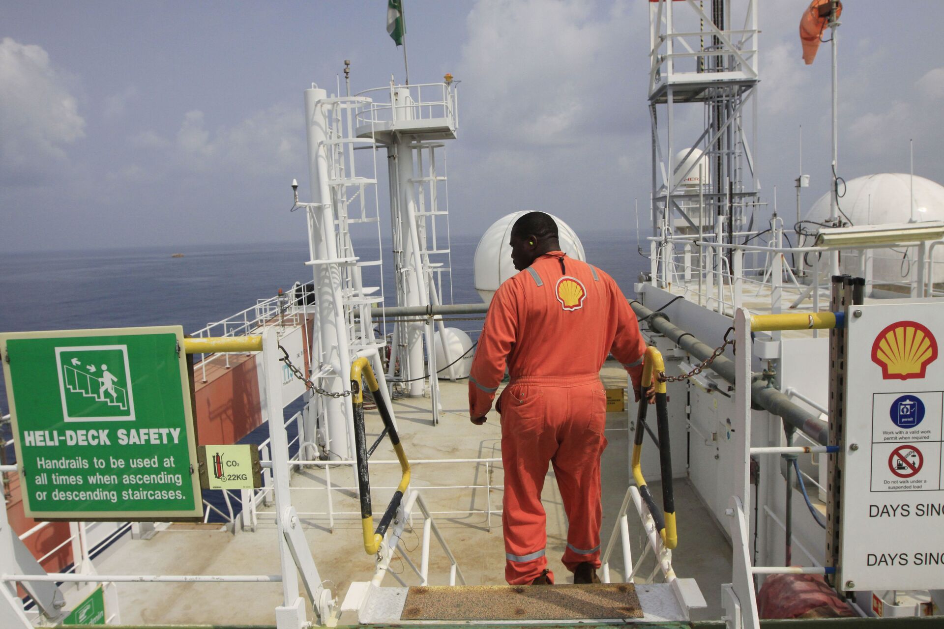 Trabalhador não identificado da Shell a bordo do navio de petróleo offshore Bonga, na costa da Nigéria, em 26 de dezembro de 2011 (foto de arquivo) - Sputnik Brasil, 1920, 02.02.2023