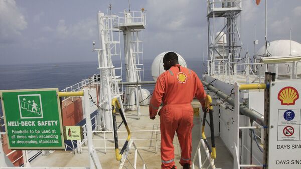 Trabalhador não identificado da Shell a bordo do navio de petróleo offshore Bonga, na costa da Nigéria, em 26 de dezembro de 2011 (foto de arquivo) - Sputnik Brasil