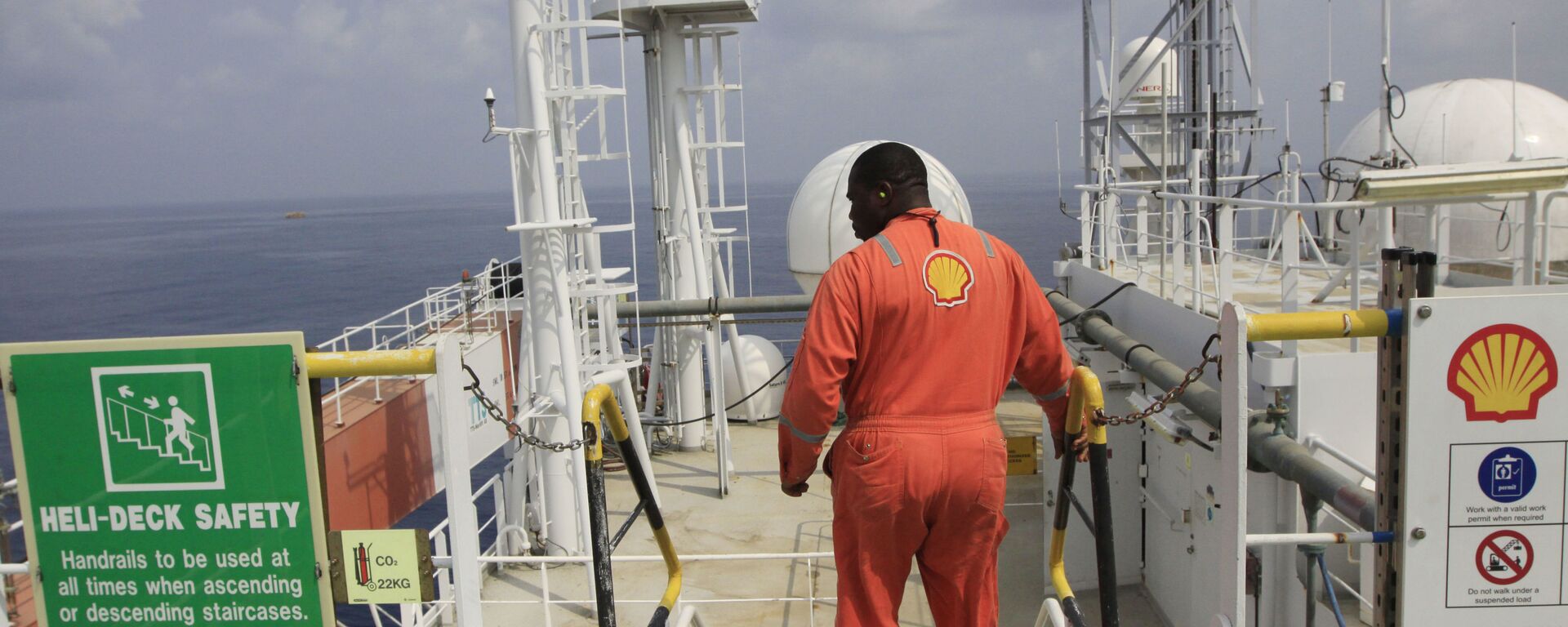 Trabalhador não identificado da Shell a bordo do navio de petróleo offshore Bonga, na costa da Nigéria, em 26 de dezembro de 2011 (foto de arquivo) - Sputnik Brasil, 1920, 18.04.2022