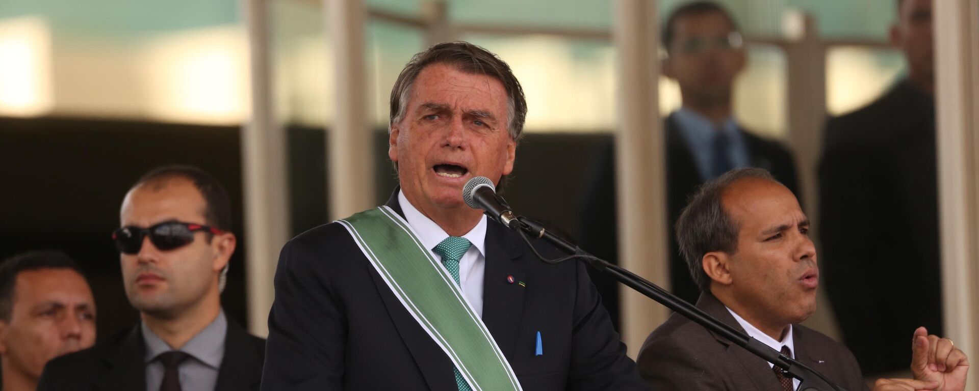 O presidente Jair Bolsonaro (PL) participa de cerimônia do Dia do Exército, com a Imposição da Ordem do Mérito Militar e da Medalha Exército Brasileiro, em Brasília, DF, 19 de abril de 2022  - Sputnik Brasil, 1920, 13.05.2022