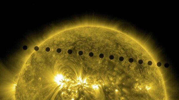Sequência de imagens do observatório Solar Dynamic mostrando o caminho de Vênus através do Sol - Sputnik Brasil