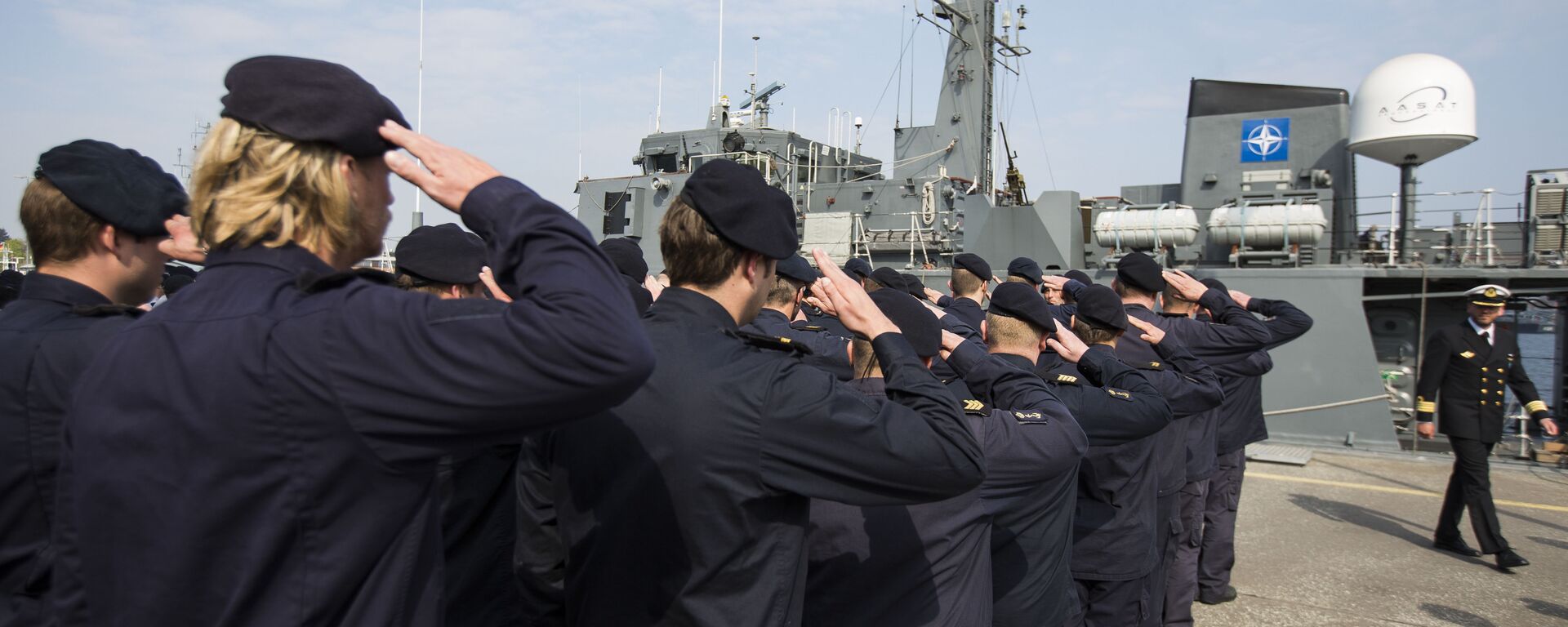 Membros da tripulação do caça-minas norueguês Otra saúdam, após reunião do Comando Marítimo Aliado da OTAN, o vice-chefe do Estado-Maior para Operações, comodoro Arian Minderhoud, à direita, da Marinha Real da Holanda, antes de zarparem juntos em um comboio de cinco navios da Noruega, Bélgica, Países Baixos e Estônia de Kiel, Alemanha, 22 de abril de 2014 - Sputnik Brasil, 1920, 21.04.2022