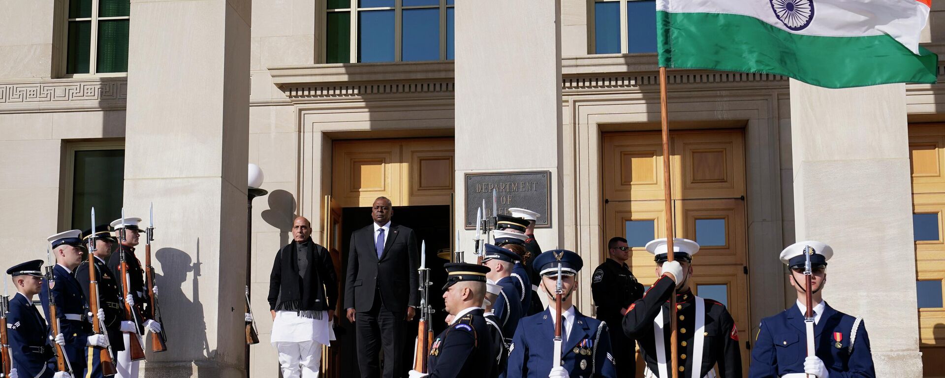 Rajnath Singh, ministro da Defesa da Índia (à esquerda), e Lloyd Austin, secretário da Defesa dos EUA (à direita), durante cerimônia de chegada ao Pentágono em Washington, EUA, 11 de abril de 2022 - Sputnik Brasil, 1920, 21.04.2022