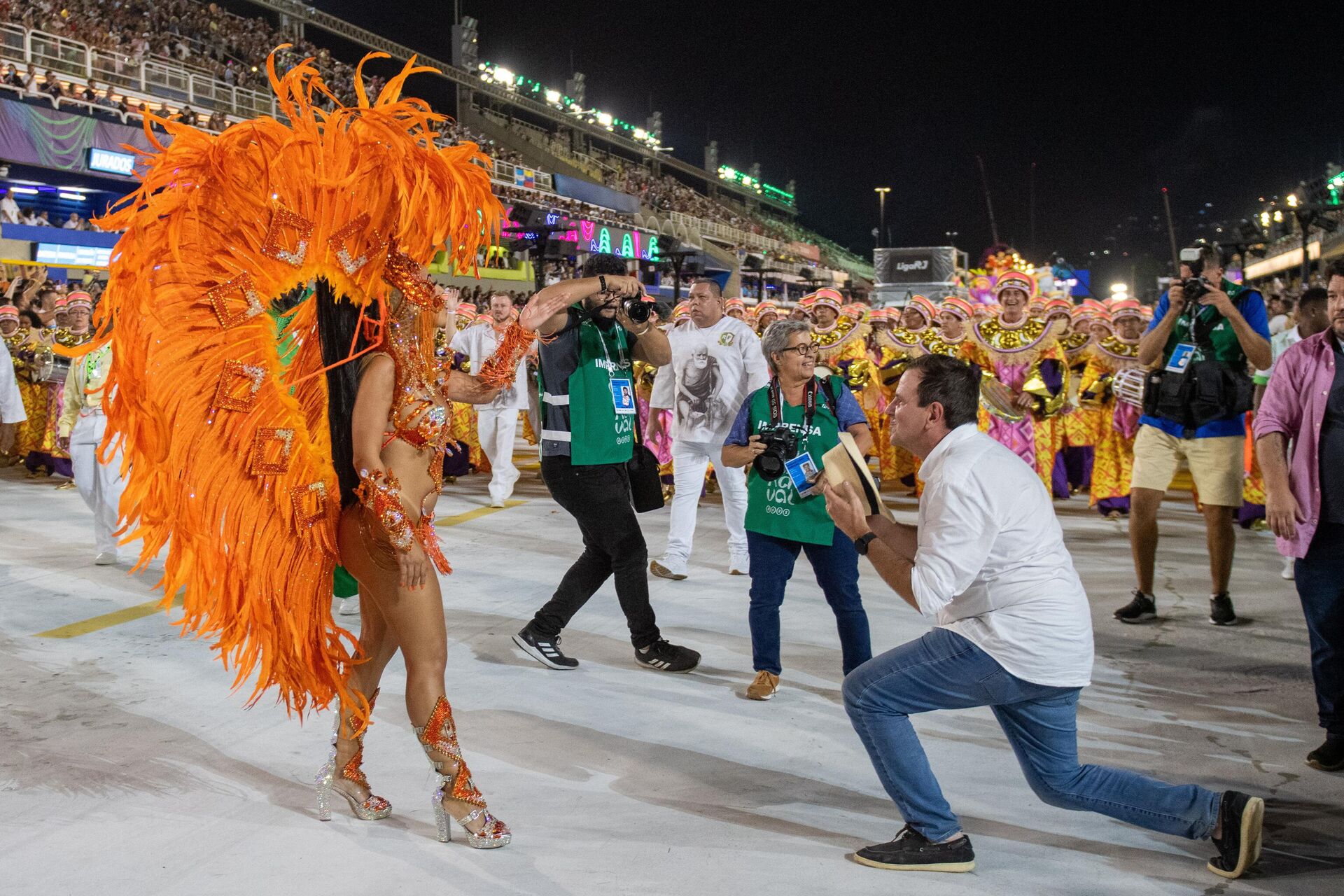 Prefeito Eduardo Paes (PSD) samba com destaque da Acadêmicos do Cubango no Sambódromo carioca, em 20 de abril de 2022.  - Sputnik Brasil, 1920, 21.04.2022