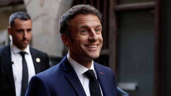 O presidente francês Emmanuel Macron chega para realizar um comício no último dia de campanha, em Figeac, sul da França, em 22 de abril de 2022. - Sputnik Brasil