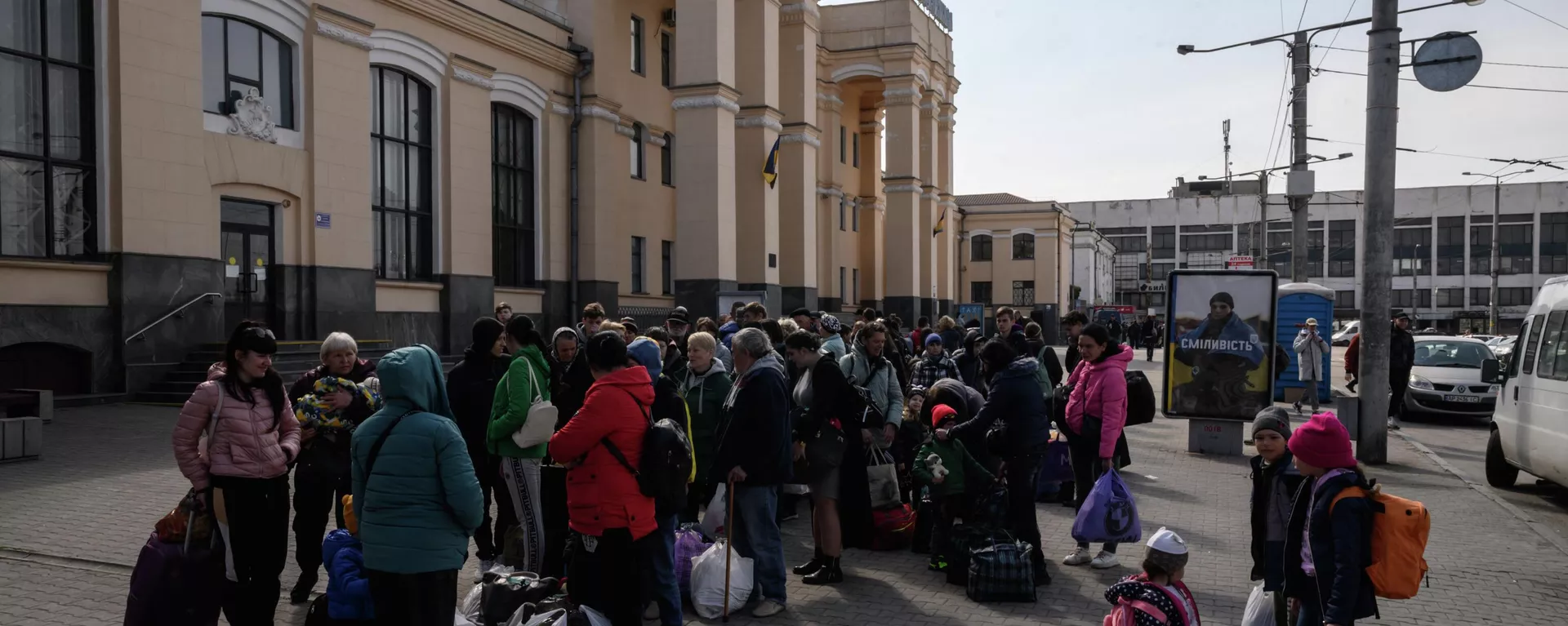 Deslocados internos se preparam para embarcar em um trem de evacuação que parte para Lvov, um dia depois de chegar como parte de um comboio humanitário da cidade sitiada de Mariupol, em uma estação ferroviária na cidade de Zaporozhie, em 22 de abril. - Sputnik Brasil, 1920, 30.04.2022