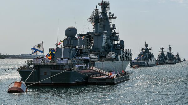 O cruzador Moskva navega durante preparações para do desfile do Dia da Marinha Russa, em Sevastopol, 23 de julho de 2021 - Sputnik Brasil