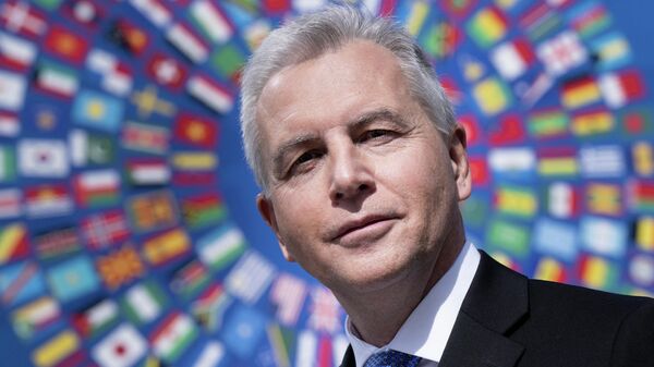 O diretor do Departamento Europeu do Fundo Monetário Internacional (FMI), Alfred Kammer, posa do lado de fora da sede do FMI durante as reuniões de primavera do Banco Mundial do FMI em Washington 22 de abril de 2022 - Sputnik Brasil