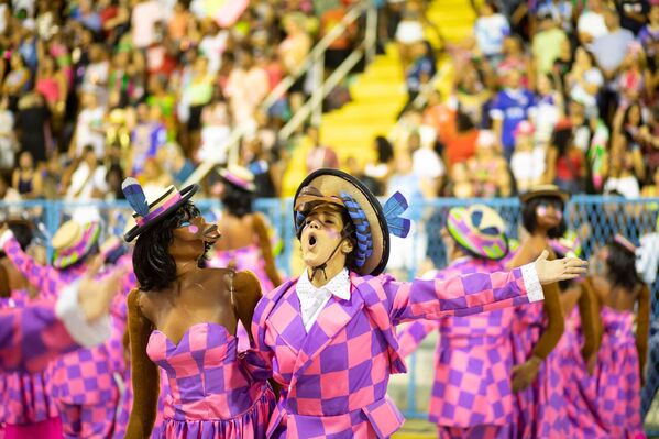 Passista da Mangueira canta durante desfile da escola de samba no Carnaval do Rio de Janeiro, 23 de abril de 2022 - Sputnik Brasil