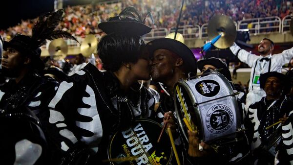 Membros da bateria da Viradouro se beijam durante o desfile da escola de samba no Carnaval do Rio de Janeiro, 23 de abril de 2022. - Sputnik Brasil
