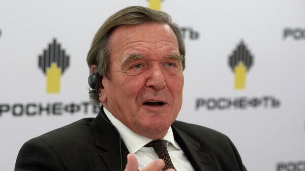 O ex-chanceler alemão, Gerhard Schroeder, fala durante coletiva em São Petersburgo, na Rússia, 29 de setembro de 2017 - Sputnik Brasil