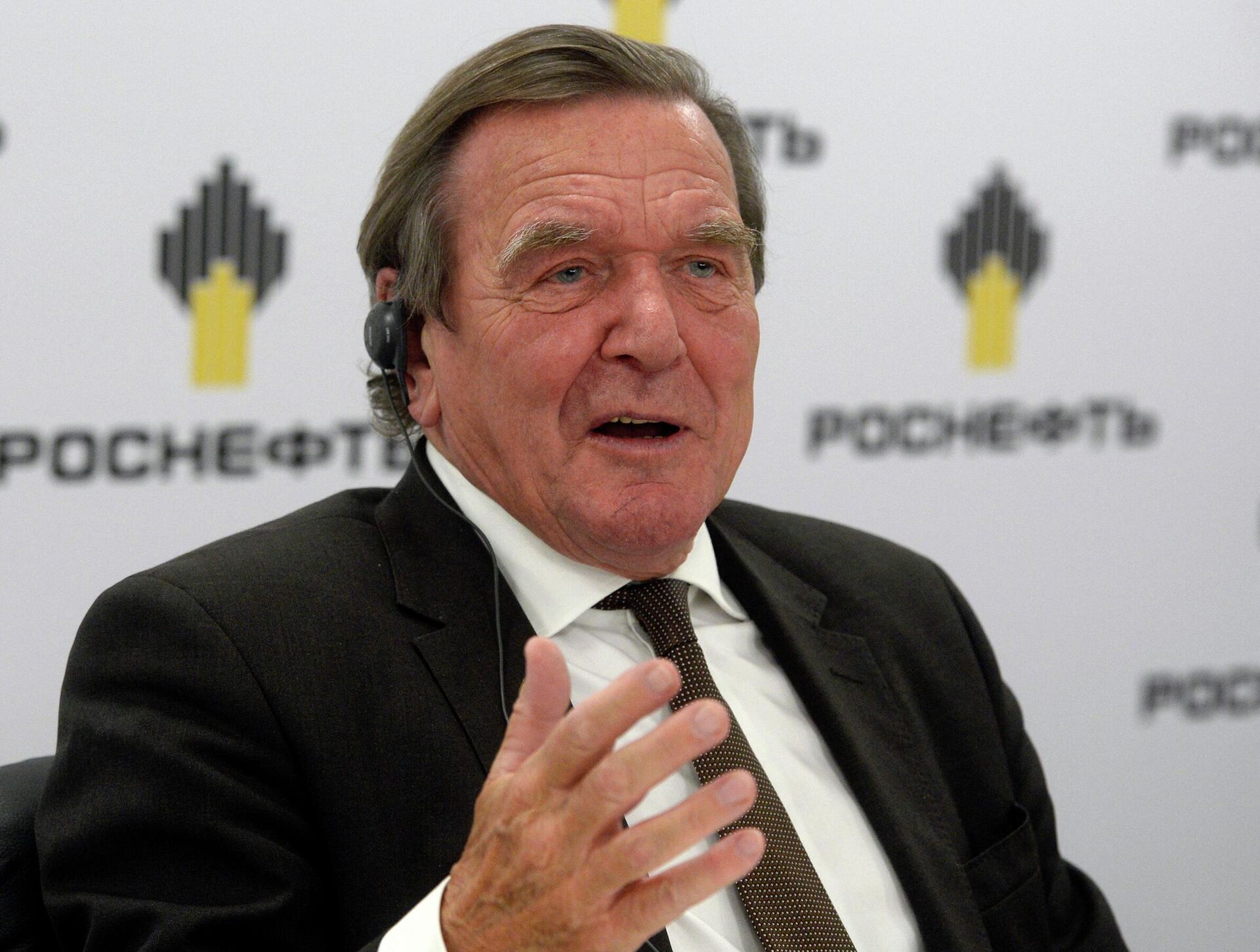 O ex-chanceler alemão, Gerhard Schroeder, fala durante coletiva em São Petersburgo, na Rússia, 29 de setembro de 2017 - Sputnik Brasil, 1920, 25.04.2022