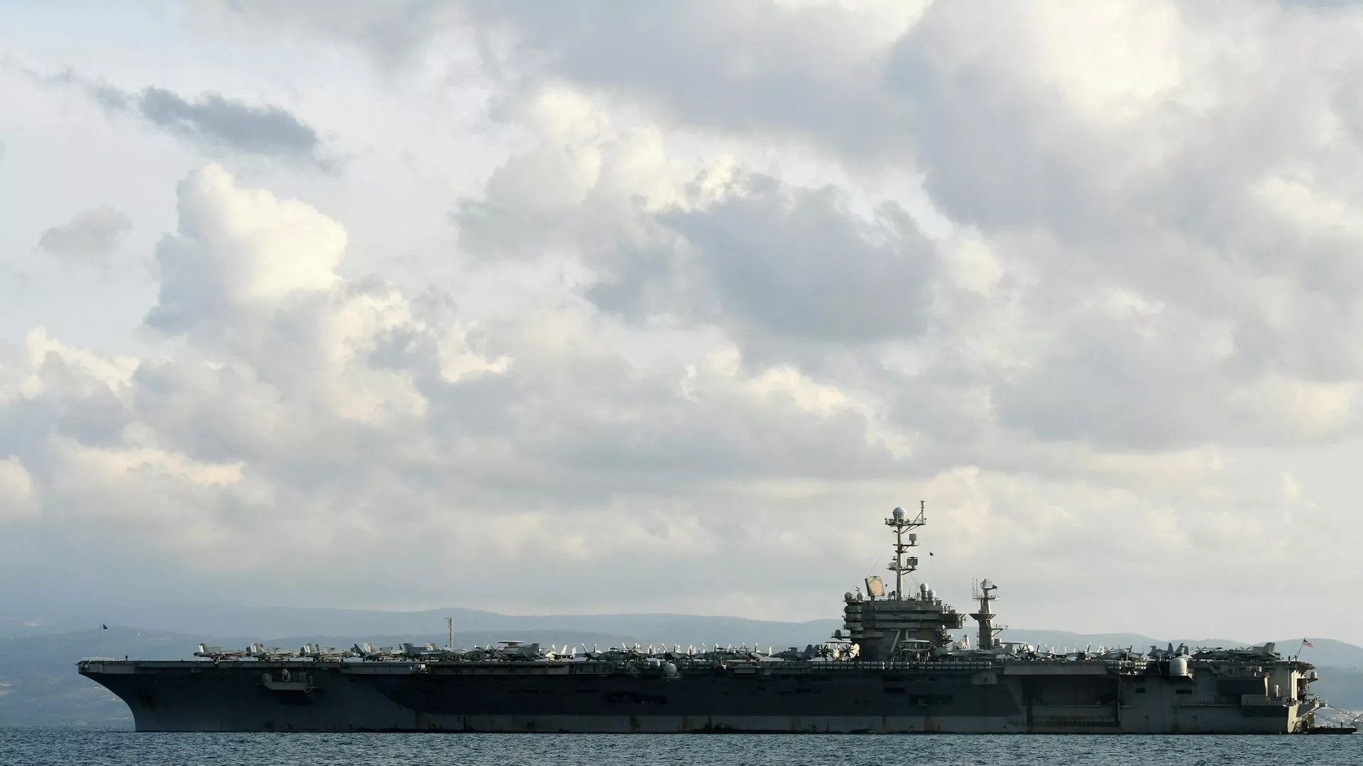 USS Harry S. Truman, porta-aviões movido a energia nuclear dos EUA, ancorado em frente à cidade de Split, Croácia USS Harry S. Truman, porta-aviões movido a energia nuclear dos EUA, ancorado em frente à cidade de Split, Croácia - Sputnik Brasil, 1920, 24.04.2022