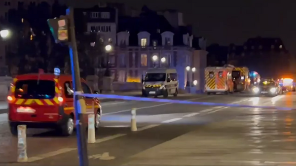 Imagem reproduzida de vídeo realizado na Pont Neuf, em Paris, após a polícia abrir fogo contra um veículo, matando duas pessoas, em 24 de abril de 2022 - Sputnik Brasil