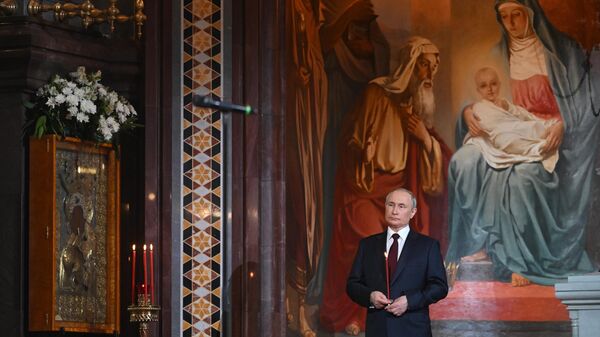 Vladimir Putin participa da cerimônia da Páscoa ortodoxa na Catedral de Moscou - Sputnik Brasil