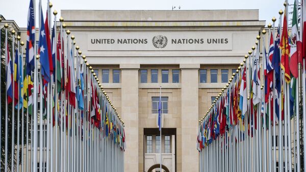 Alameda das bandeiras perto do edifício da ONU em Genebra, Suíça - Sputnik Brasil