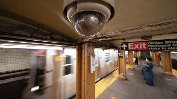 Câmera de vigilância instalada no teto da estação de metrô Court Street, em Nova York. EUA, 7 de outubro de 2020 (imagem ilustrativa) - Sputnik Brasil