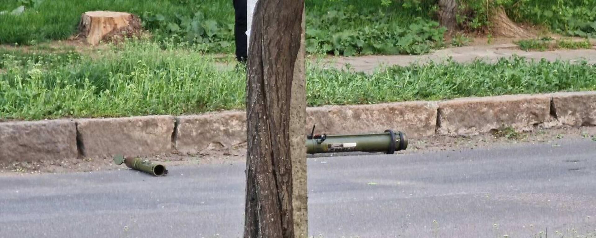 Lançadores de foguetes gastos estavam em uma estrada perto do prédio dos serviços de segurança em Tiraspol, na Transnístria - Sputnik Brasil, 1920, 26.04.2022