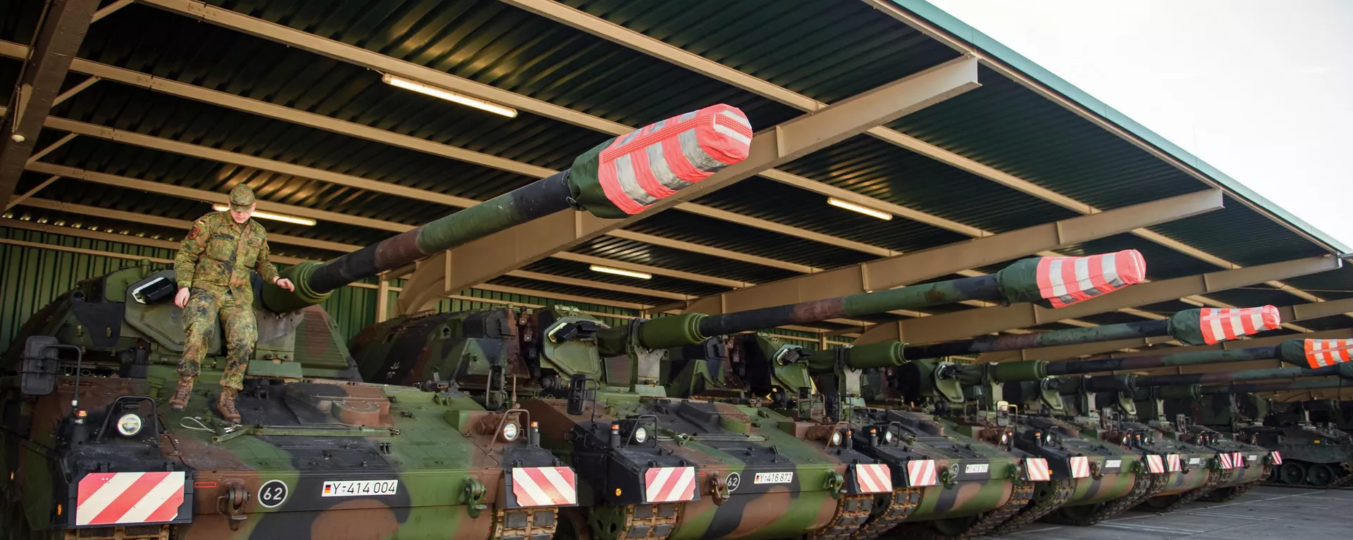 Um soldado alemão prepara um tanque das Forças Armadas alemãs Bundeswehr em um galpão no local do quartel de Hindenburg em Munster em 14 de fevereiro de 2022 - Sputnik Brasil, 1920, 26.04.2022