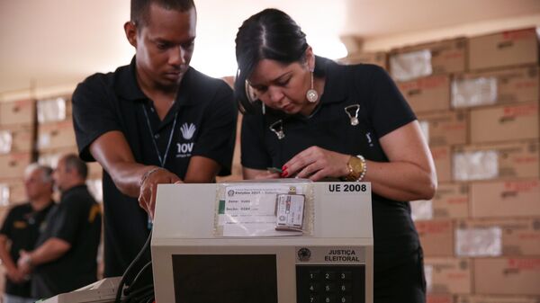 Funcionários do Tribunal Regional Eleitoral do Distrito Federal (TRE-DF) realizam teste de lacração das urnas eletrônicas enviadas para votação no exterior, em Brasília, 19 de setembro de 2018 - Sputnik Brasil