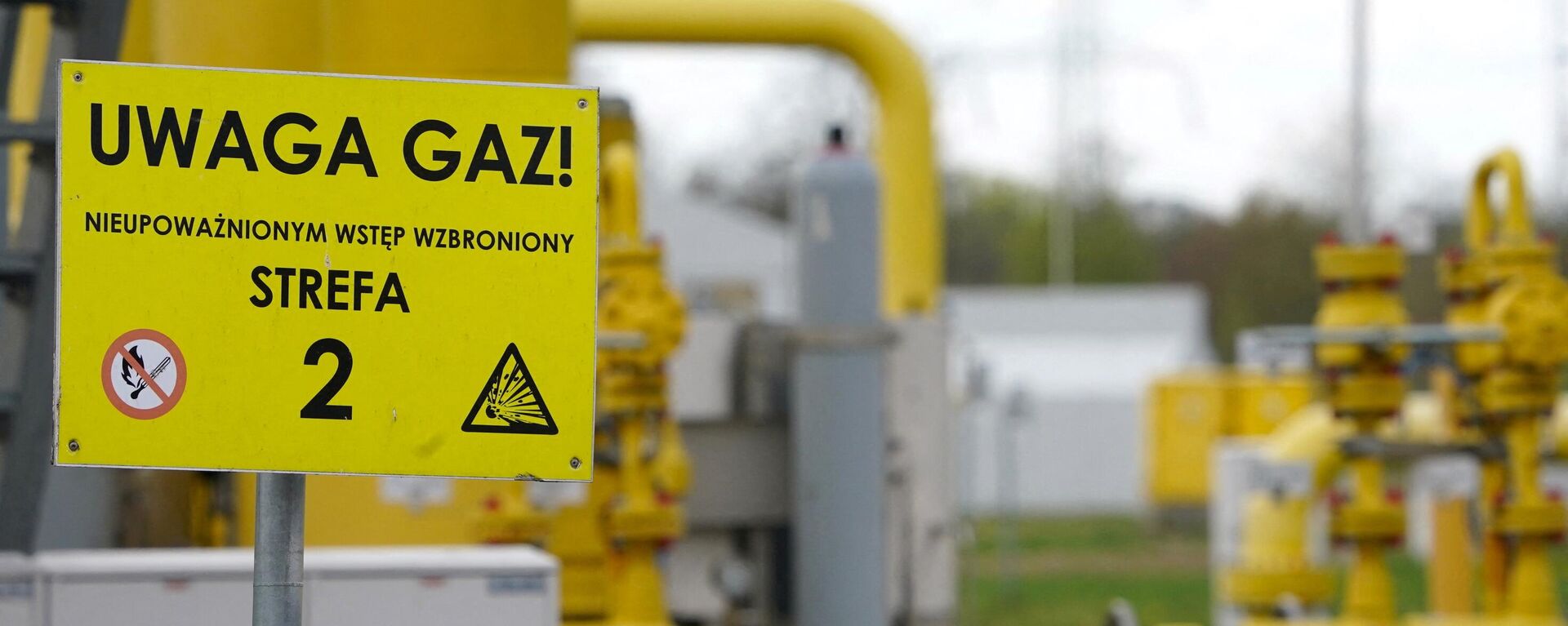 A inscrição em uma placa diz 'Uwaga gaz' (gás de atenção) no ponto de transmissão de gás em Rembelszczyzna, perto de Varsóvia, em 27 de abril de 2022. - Sputnik Brasil, 1920, 02.06.2022