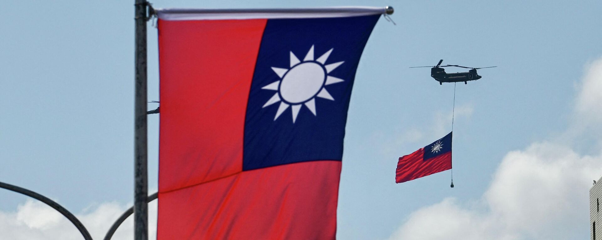 Bandeira de Taiwan sendo transportada por um helicóptero CH-47 Chinook - Sputnik Brasil, 1920, 29.04.2022