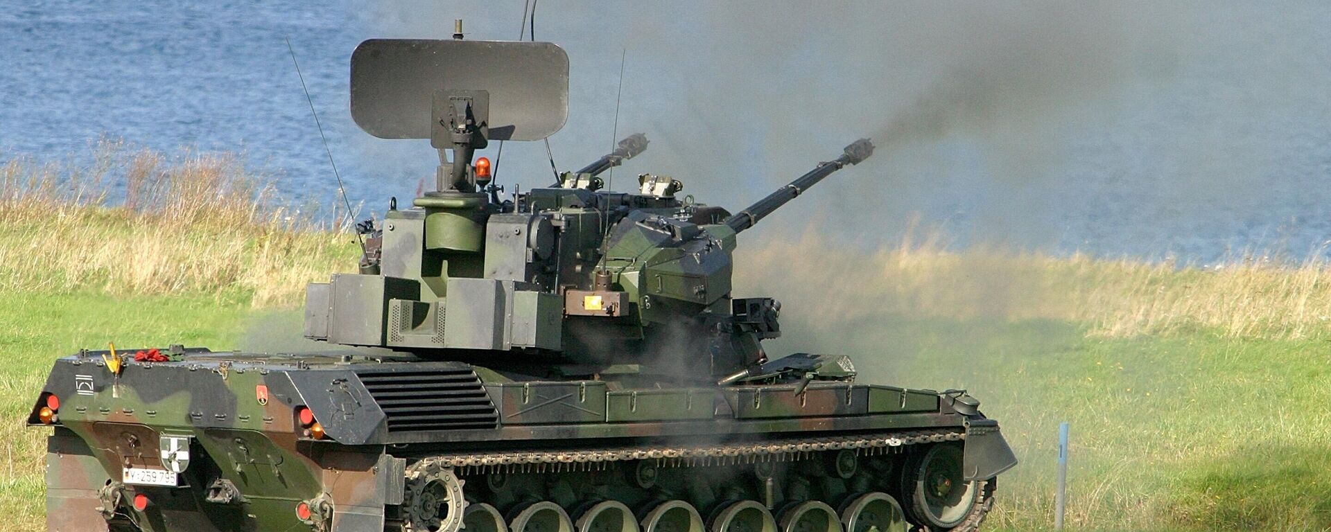 Foto mostra um tanque de armas antiaérea Gepard (FlakPz) atirando em alvos aéreos durante prática no acampamento da base militar em Todendorf, norte da Alemanha e fornecida pelas Forças Armadas alemãs Bundeswehr, 26 de abril de 2022 - Sputnik Brasil, 1920, 17.05.2022