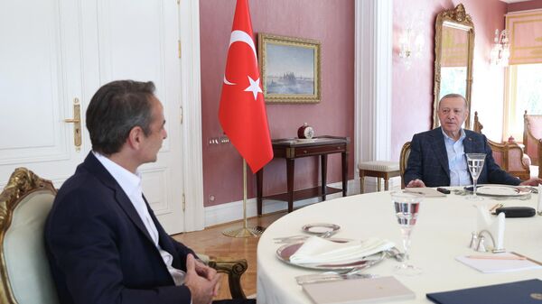 Kyriakos Mitsotakis (à esquerda) e Recep Tayyip Erdogan (à direita), presidentes da Grécia e da Turquia, respetivamente, durante encontro em Istambul, Turquia, 13 de março de 2022 - Sputnik Brasil