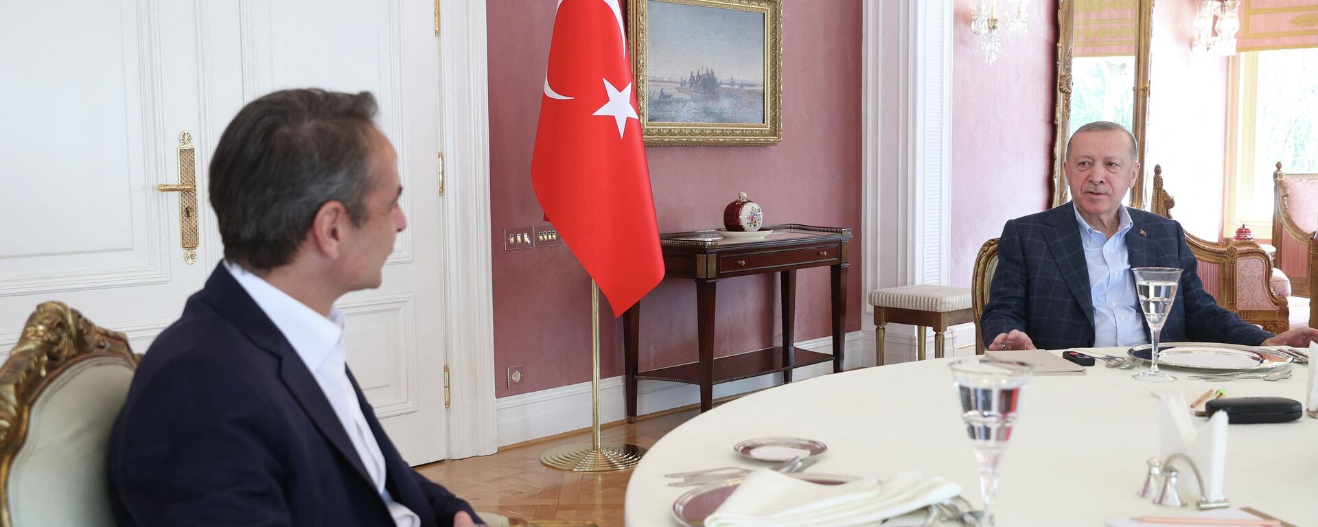 Kyriakos Mitsotakis (à esquerda) e Recep Tayyip Erdogan (à direita), presidentes da Grécia e da Turquia, respetivamente, durante encontro em Istambul, Turquia, 13 de março de 2022 - Sputnik Brasil, 1920, 30.04.2022