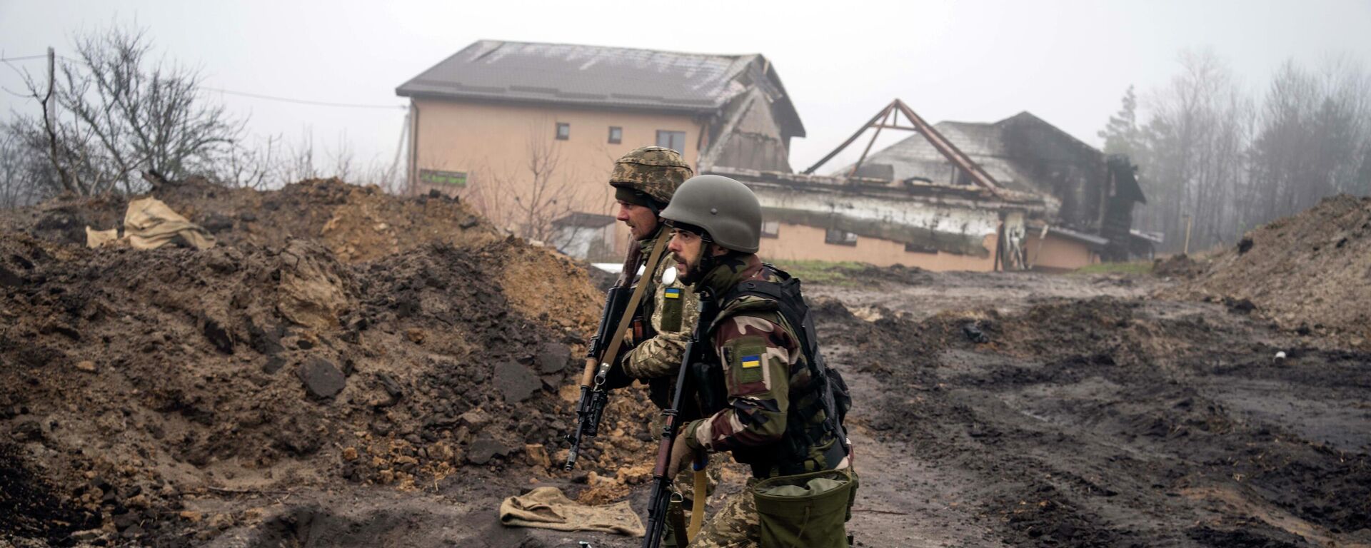Soldados ucranianos inspecionam trincheiras usadas por soldados russos durante a ocupação de aldeias nos arredores de Kiev, na Ucrânia, em 1º de abril de 2022 - Sputnik Brasil, 1920, 02.03.2023