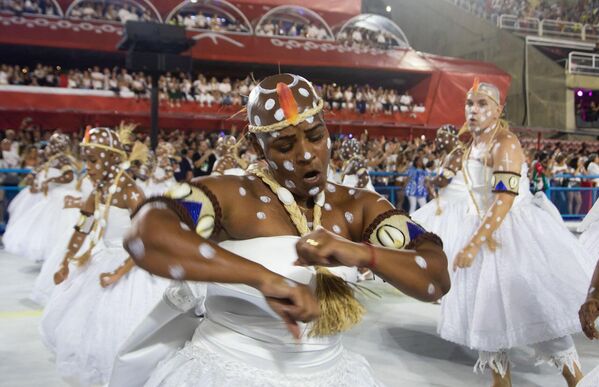 Foliã da Portela durante desfile das campeãs na Sapucaí, no Carnaval do Rio de Janeiro, 1º de maio de 2022 - Sputnik Brasil