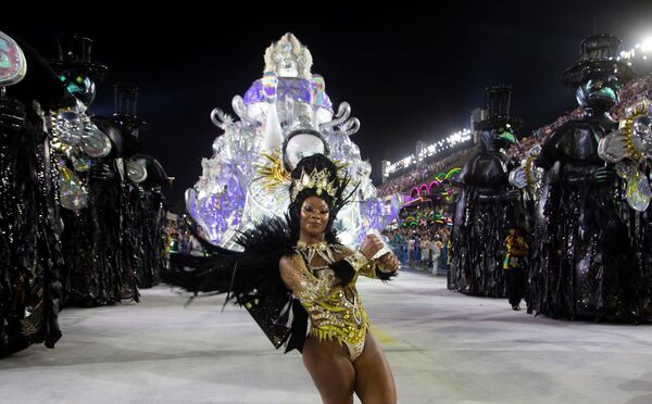 Destaque da Viradouro durante desfile das campeãs na Sapucaí, no Carnaval do Rio de Janeiro, 1º de maio de 2022 - Sputnik Brasil