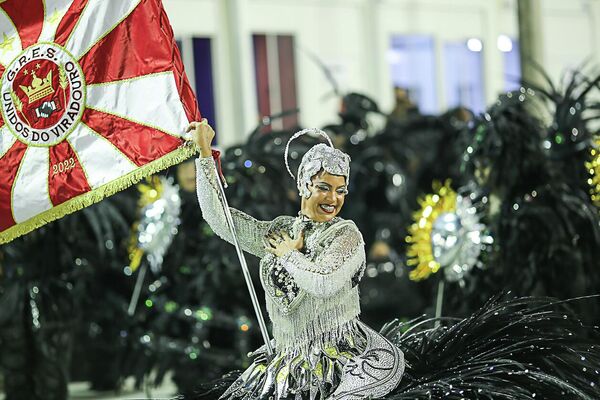 Porta-bandeira da Viradouro durante desfile das campeãs na Sapucaí, no Carnaval do Rio de Janeiro, 1º de maio de 2022 - Sputnik Brasil
