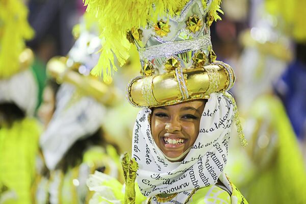 Passista da Beija-Flor durante desfile das campeãs na Sapucaí, no Carnaval do Rio de Janeiro, 1º de maio de 2022 - Sputnik Brasil