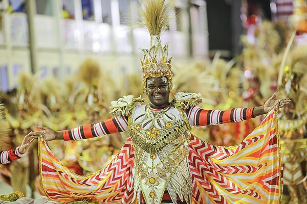Integrante da Viradouro durante desfile das campeãs na Sapucaí, no Carnaval do Rio de Janeiro, 1º de maio de 2022 - Sputnik Brasil