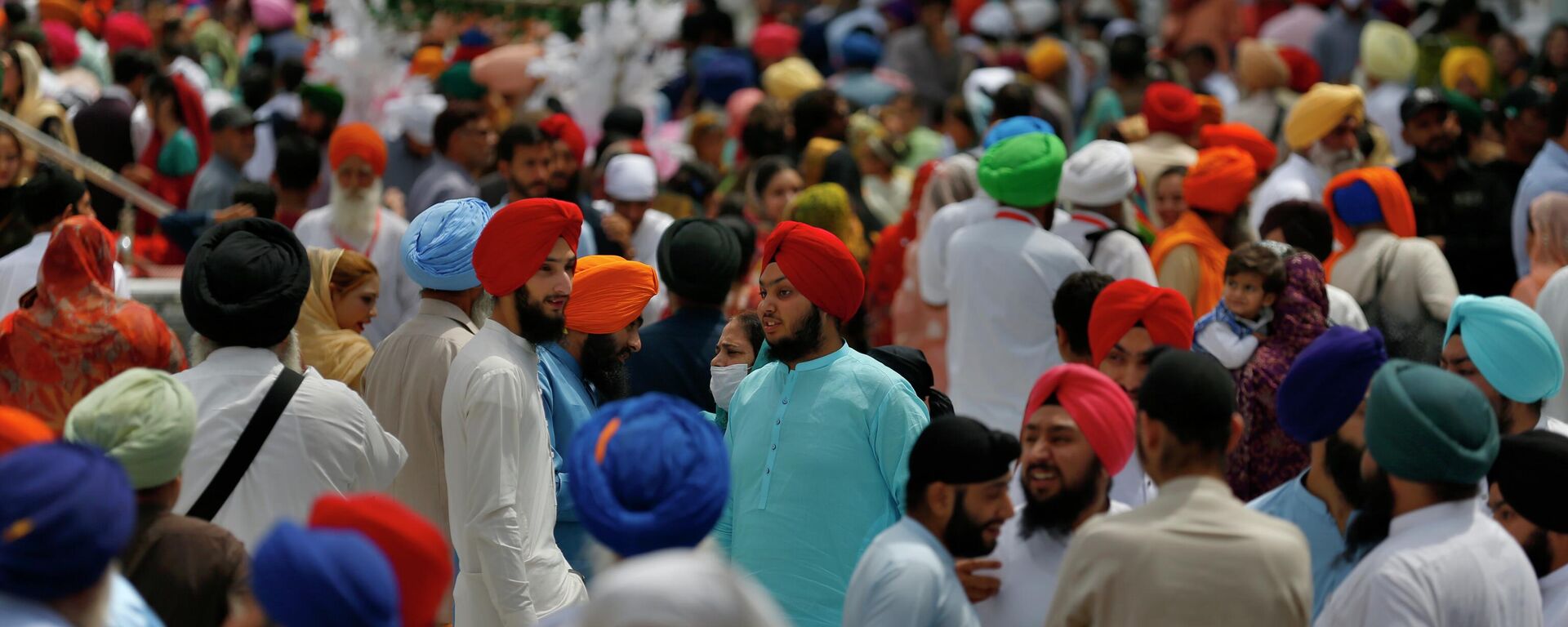 Peregrinos sikh participam de festival Vasakhi no santuário Gurwara Punja Sahib em Hasan Abdal, Paquistão, 14 de abril de 2022 - Sputnik Brasil, 1920, 02.05.2022