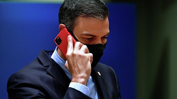 O primeiro-ministro da Espanha, Pedro Sanchez, telefona durante uma cúpula da UE em Bruxelas (foto de arquivo) - Sputnik Brasil
