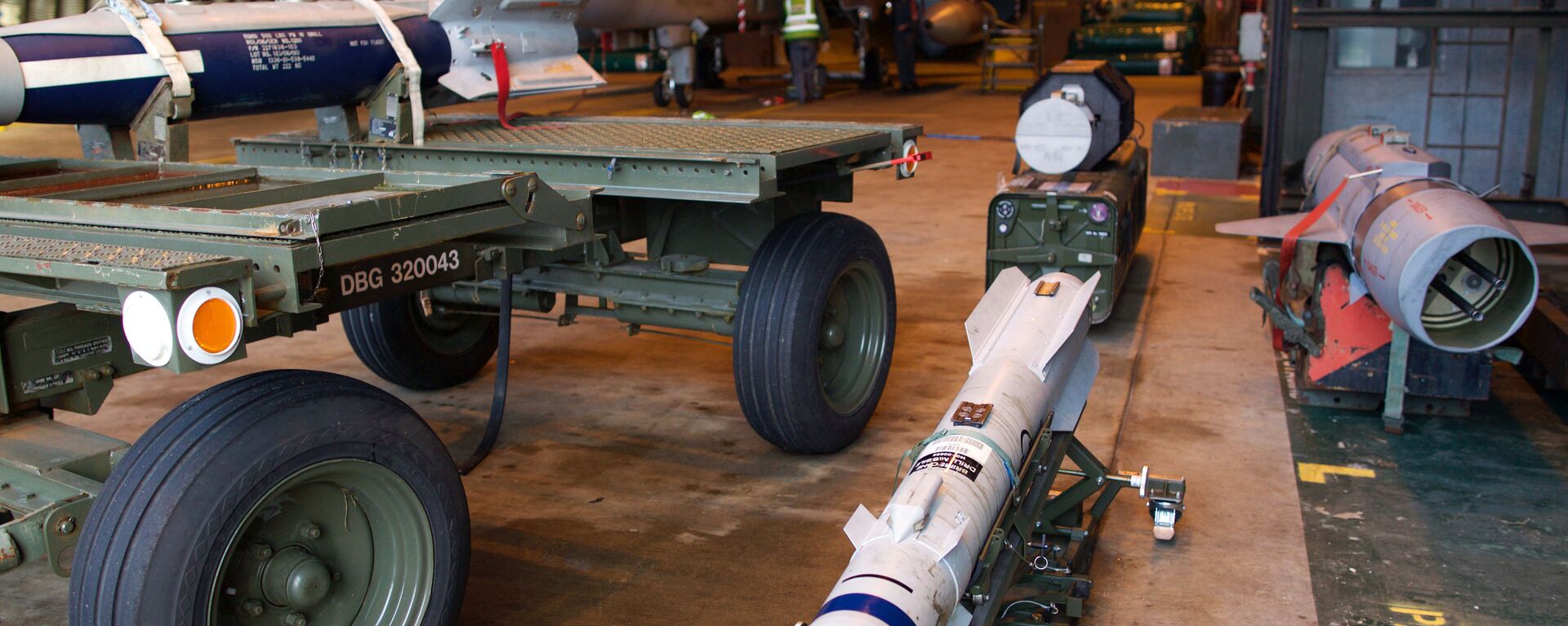 Foto mostra míssil Brimstone, arma de ataque ao solo guiada por radar e propelida por foguete projetada para ser transportada pelo Tornado GR4 e Typhoon F2, base aérea da Força Aérea Real Britânica RAF Marham em Norfolk, leste Inglaterra, 2 de dezembro de 2015 - Sputnik Brasil, 1920, 03.05.2022