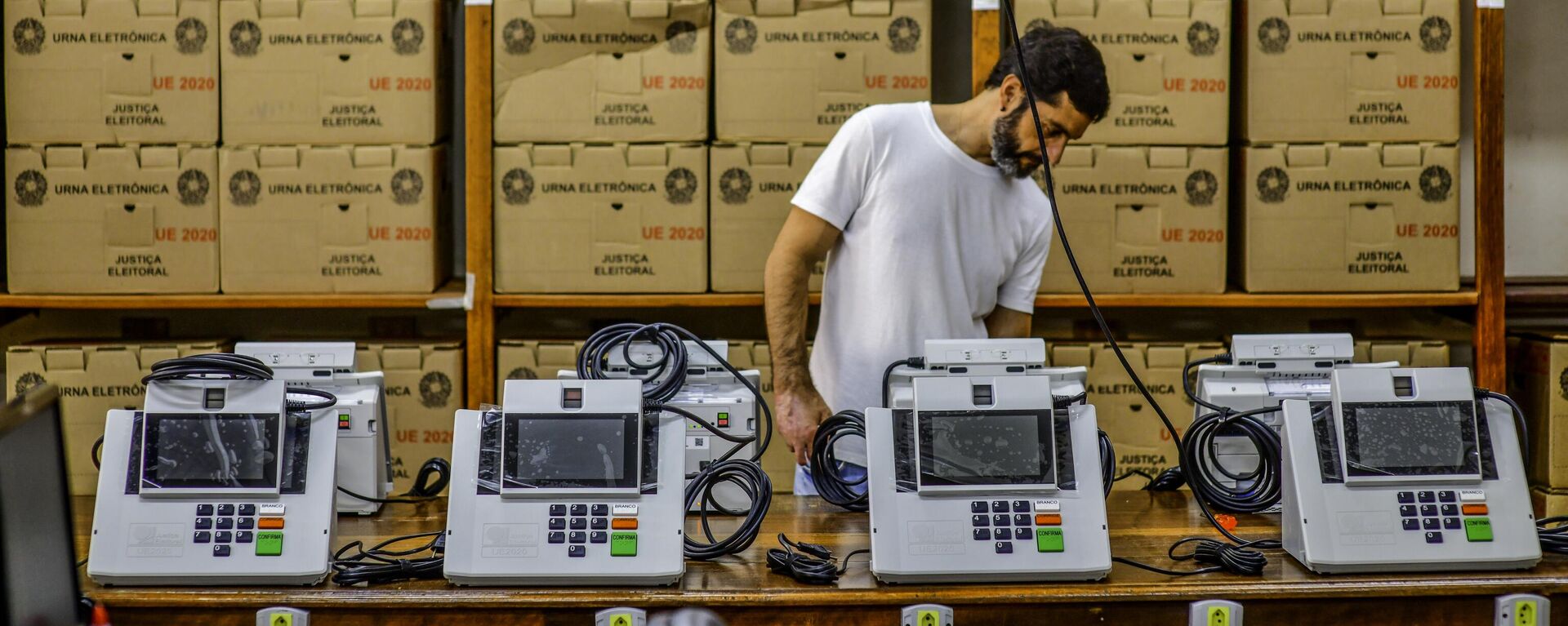 Um funcionário do cartório eleitoral do São José dos Campos, no Vale do Paraíba, faz os testes de recebimento de 115 urnas novas modelo 2020 que serão usadas nas próximas eleições - Sputnik Brasil, 1920, 03.05.2022