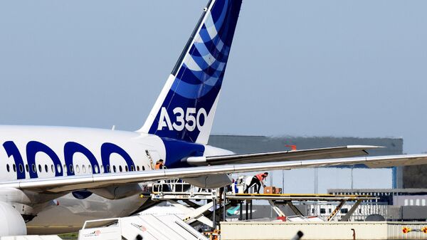 Trabalhadores descarregam carga de um avião Airbus A350-1000 que transporta máscaras faciais da China para a Europa, no Aeroporto de Toulouse-Blagnac em Blagnac, sul da França, onde está localizada a sede da Airbus, em 5 de abril de 2020 - Sputnik Brasil