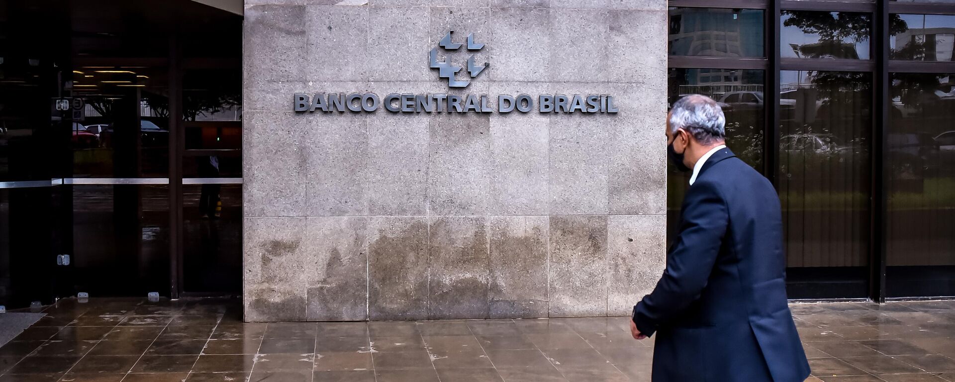 Homem caminha em frente à fachada da sede do Banco Central, em Brasília (DF), em 11 de janeiro de 2022 - Sputnik Brasil, 1920, 27.06.2024