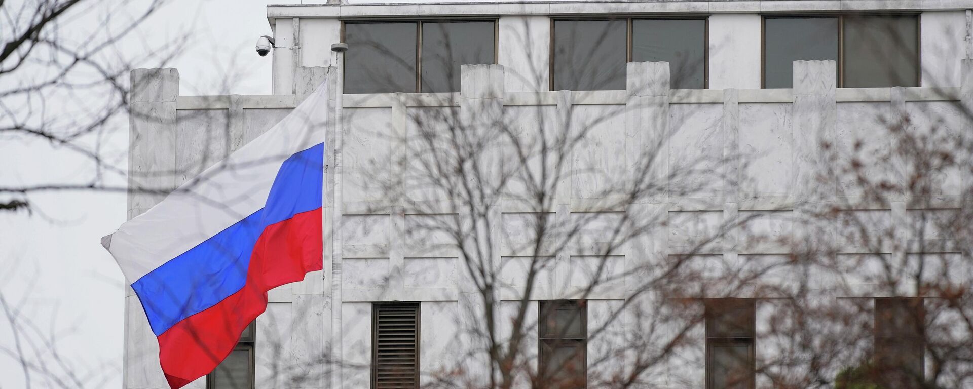 Bandeira da Rússia do lado de fora da embaixada russa em Washington, EUA, 24 de fevereiro de 2022 - Sputnik Brasil, 1920, 19.05.2022
