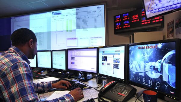Um especialista em informática opera no centro técnico de Capacidade de Resposta a Incidentes de Computador da OTAN (NCIRC, na sigla em inglês), na sede militar SHAPE da OTAN, em Mons, sudoeste da Bélgica, 10 de dezembro de 2013 - Sputnik Brasil