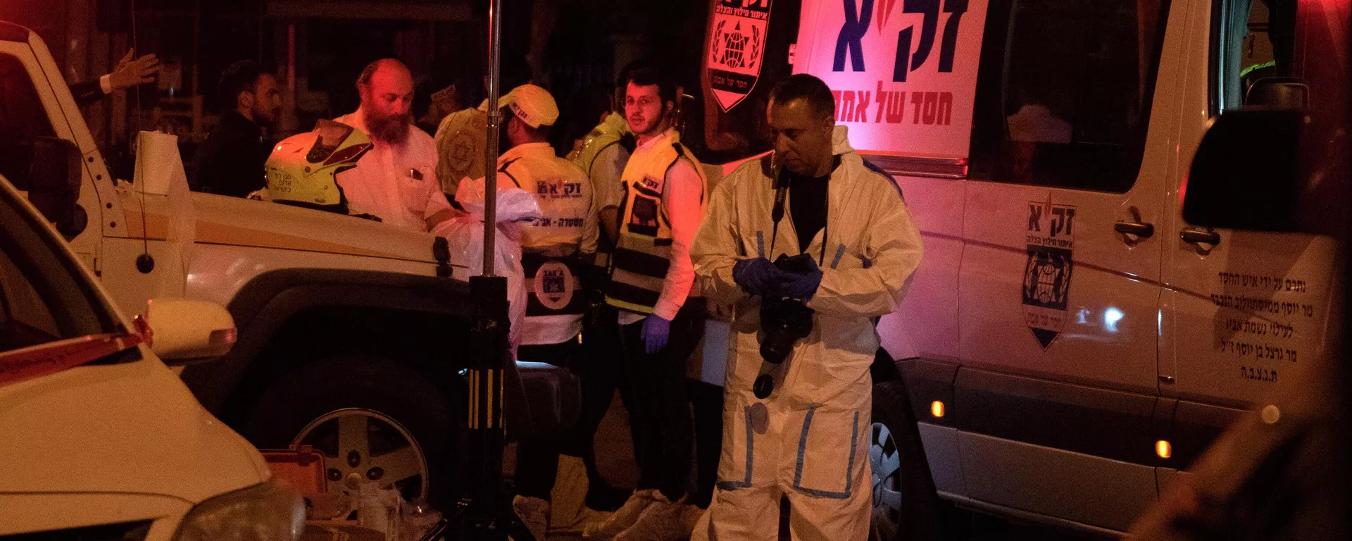 Policial israelense investiga a cena de um ataque na cidade de Elad, em Israel, 5 de maio de 2022 - Sputnik Brasil, 1920, 05.05.2022