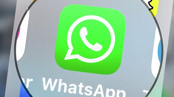 Logotipo do aplicativo de mensagens instantâneas WhatsApp em tablete em Lille, França, 23 de março de 2022 - Sputnik Brasil