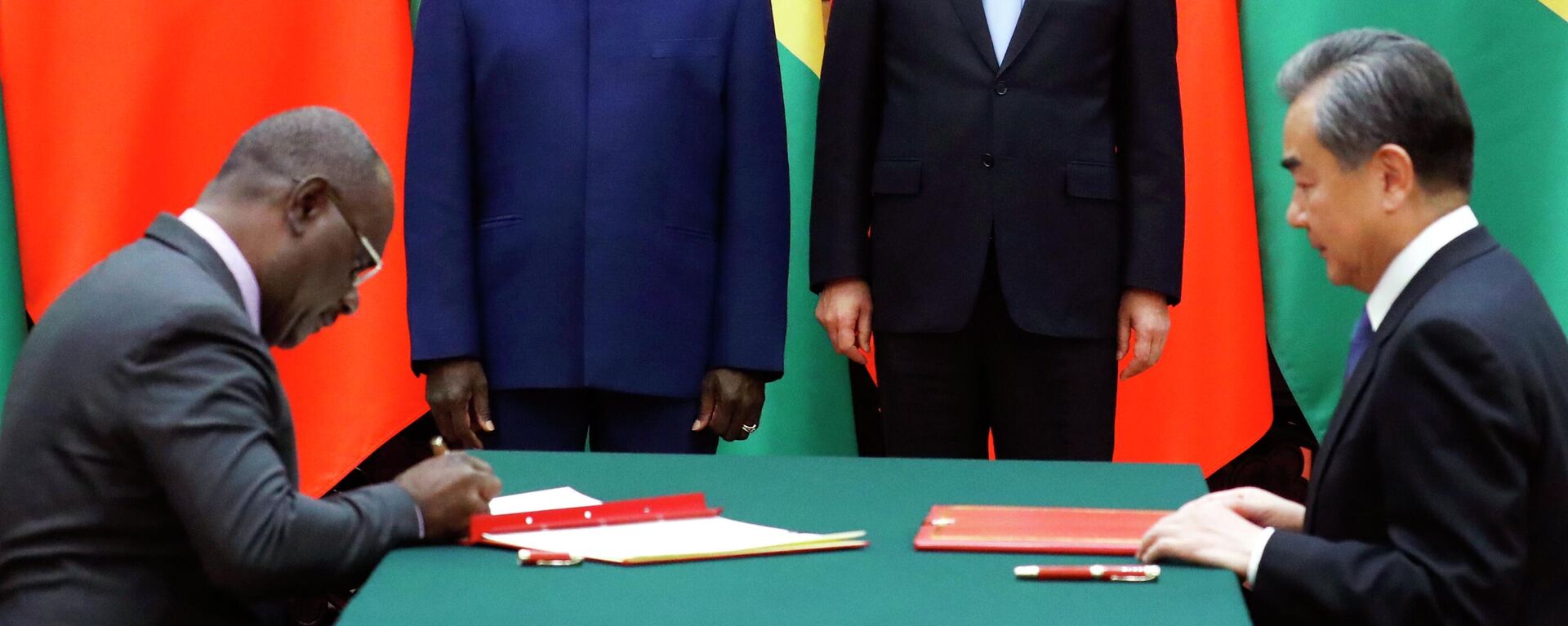 O primeiro-ministro chinês Li Keqiang, à direita, e o primeiro-ministro das Ilhas Salomão, Manasseh Sogavare - Sputnik Brasil, 1920, 06.05.2022