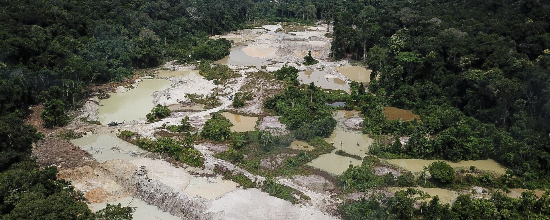 Área de garimpo ilegal na região do rio Crepori, afluente do rio Tapajós, no município de Jacareacanga, no estado do Pará, em 15 de fevereiro de 2022 - Sputnik Brasil, 1920, 06.05.2022