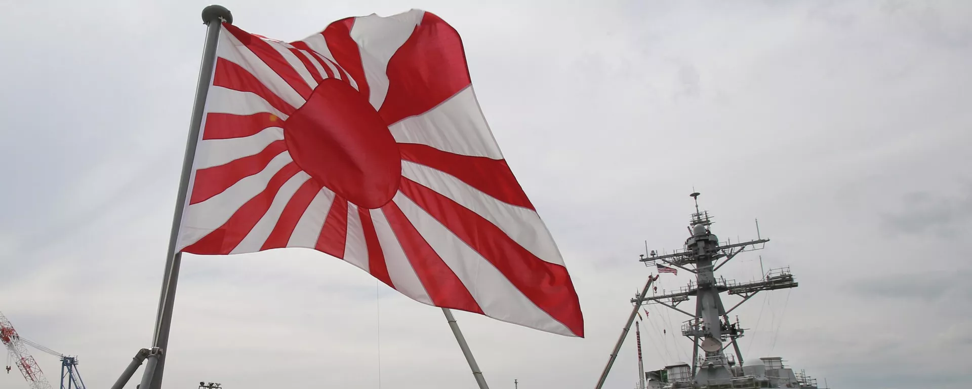 Bandeira do Sol Nascente, a bandeira militar do Japão, içada no navio de desembarque JS Kunisaki da Força Marítima de Autodefesa do Japão - Sputnik Brasil, 1920, 19.09.2024